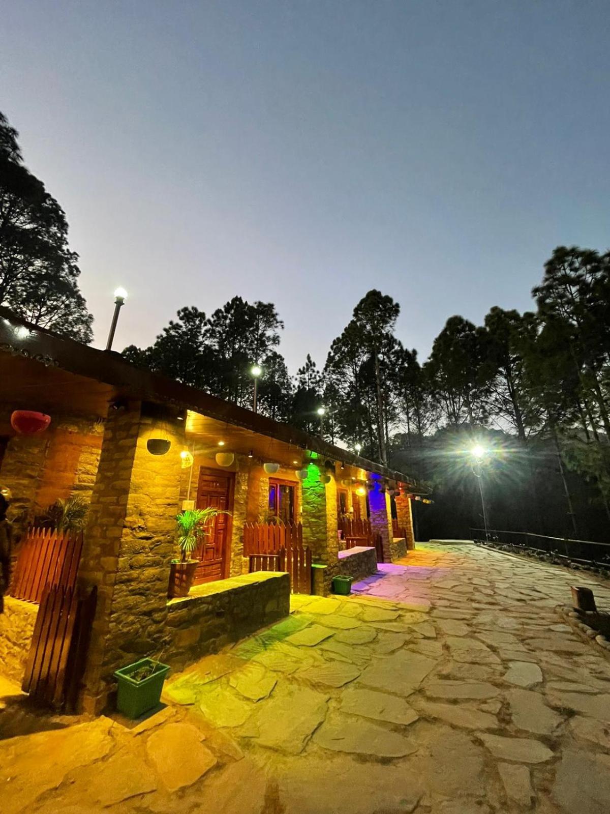 Nature Villaas Basa Homestay Pauri Luaran gambar